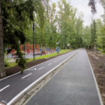 Укладка асфальта на велосипедно-пешеходной дорожке «Тропа здоровья» завершена
